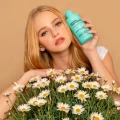 modelkazstokrotkamitrzymajacawdloniSzampon_Maska-NaturalFrizzControl_Przeciwpuszeniusie_Wygladzenien_4.webp